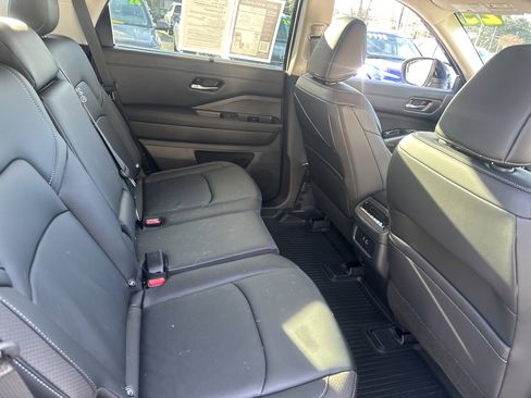 Used 2025 Nissan Pathfinder SL image 14