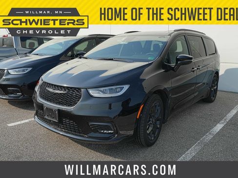 Used 2025 Chrysler Pacifica Limited FWD image 1