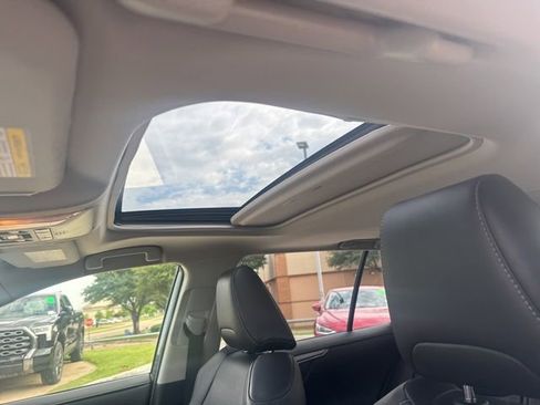 Used 2019 Toyota RAV4 Limited w/ Cold Weather Package FWD image 12