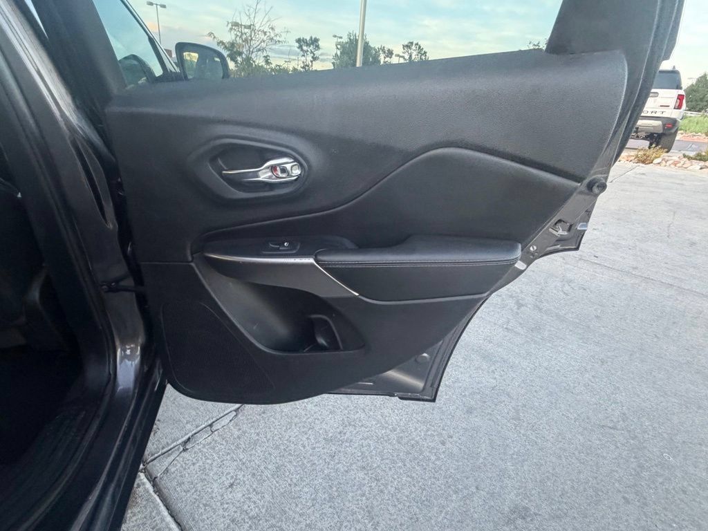 Used 2019 Jeep Cherokee Limited AWD/4WD image 28