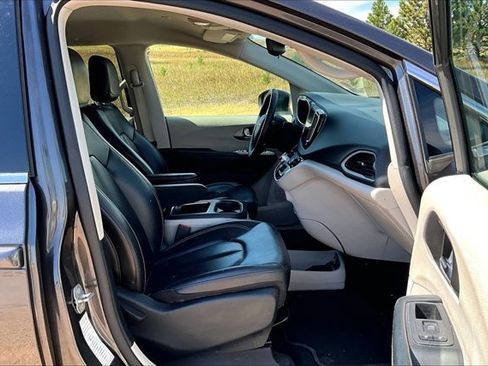 Used 2023 Chrysler Pacifica Touring-L FWD image 26