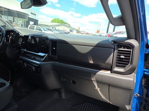 Used 2022 Chevrolet Silverado 1500 LT w/ Z71 Off-Road Package AWD/4WD image 14
