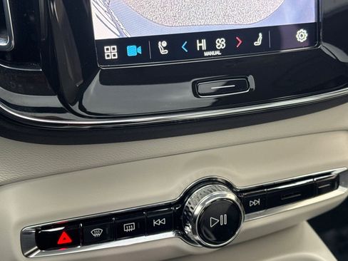 Used 2025 Volvo XC40 B5 Plus w/ Protection Package Premier image 23