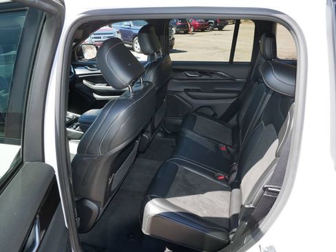 Used 2023 Jeep Grand Cherokee Altitude AWD/4WD image 10