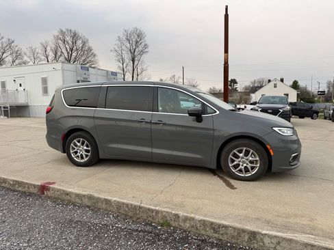 Used 2023 Chrysler Pacifica Touring-L image 5