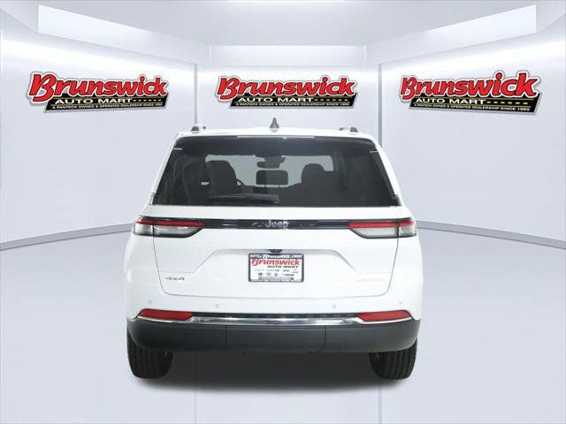 Used 2023 Jeep Grand Cherokee Laredo AWD/4WD image 43