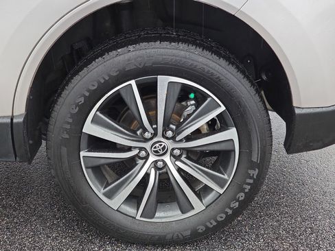 Used 2022 Toyota Venza LE image 31