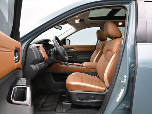 Used 2026 Nissan Pathfinder Platinum w/ Cargo Package FWD image 9