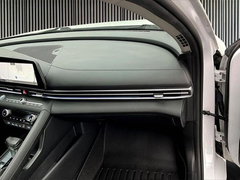 Used 2021 Hyundai Elantra Limited image 17