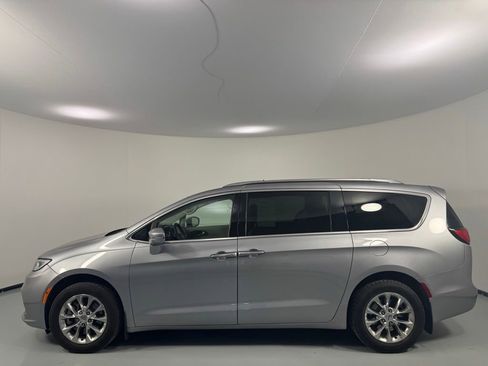 Used 2021 Chrysler Pacifica Touring-L w/ Uconnect Theater Family Group AWD/4WD image 4