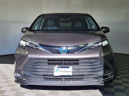 Used 2024 Toyota Sienna XLE image 2
