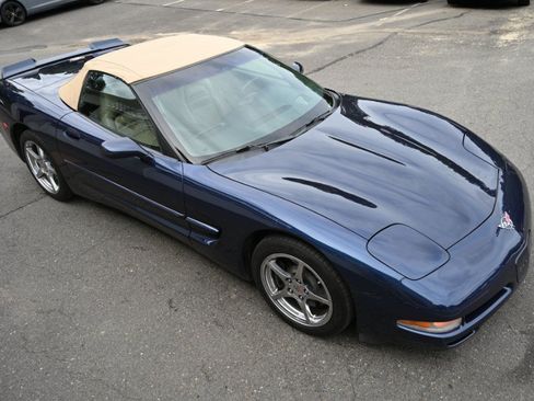 Used 2000 Chevrolet Corvette Convertible w/ Memory Pkg RWD image 18