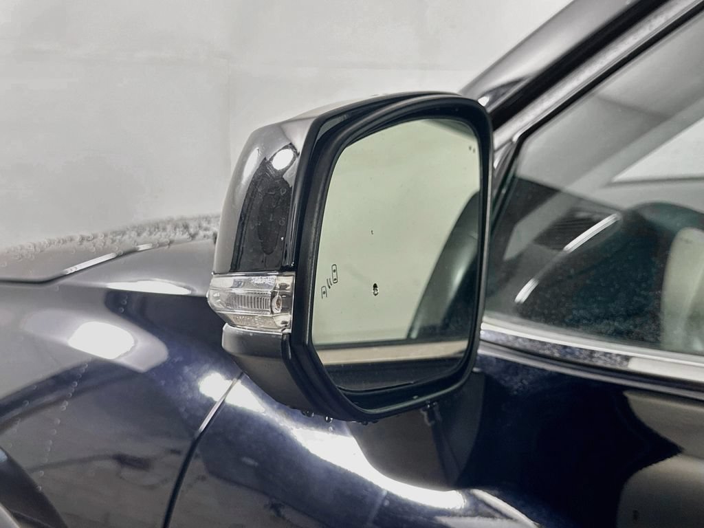 Used 2022 Toyota Highlander XLE AWD/4WD image 40