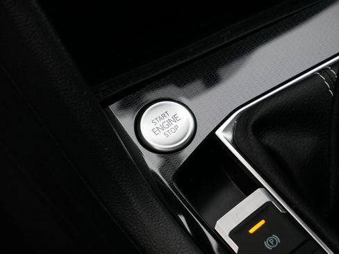 Certified 2025 Volkswagen Taos SEL image 29