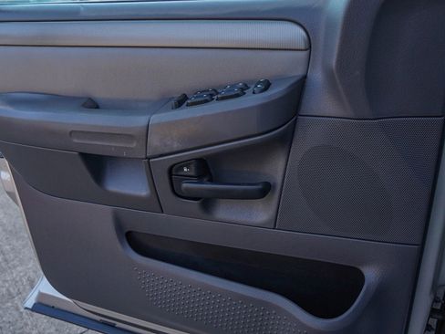 Used 2005 Ford Explorer Sport XLT image 31