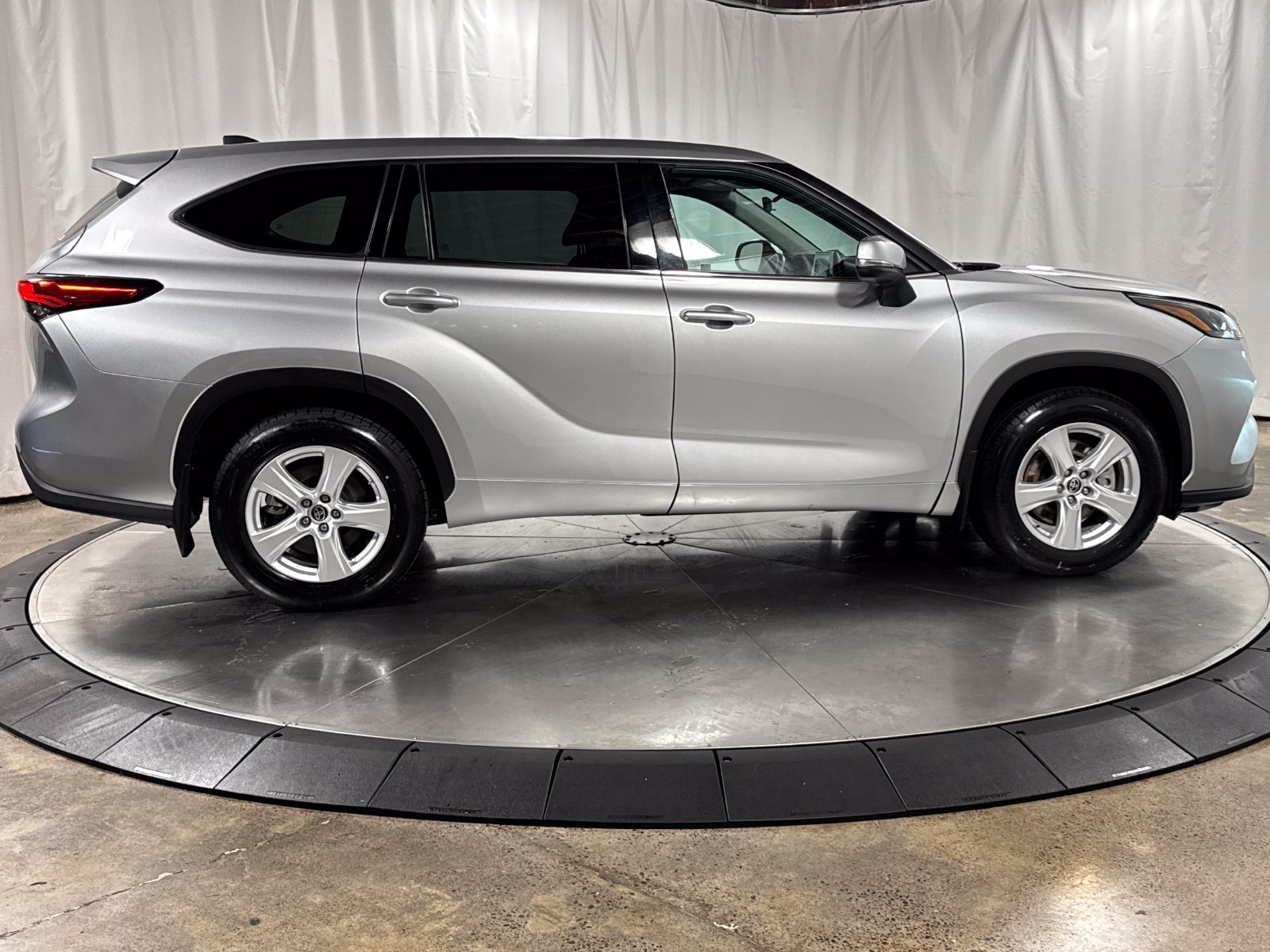 Used 2022 Toyota Highlander LE AWD/4WD image 6