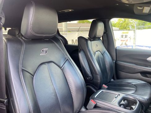 Used 2018 Chrysler Pacifica Touring-L Plus w/ S Appearance Package FWD image 18
