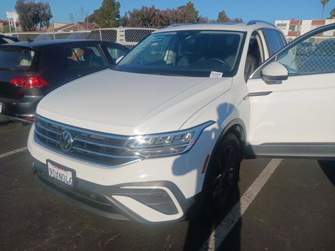 Certified 2022 Volkswagen Tiguan SE w/ Panoramic Sunroof Package image 1