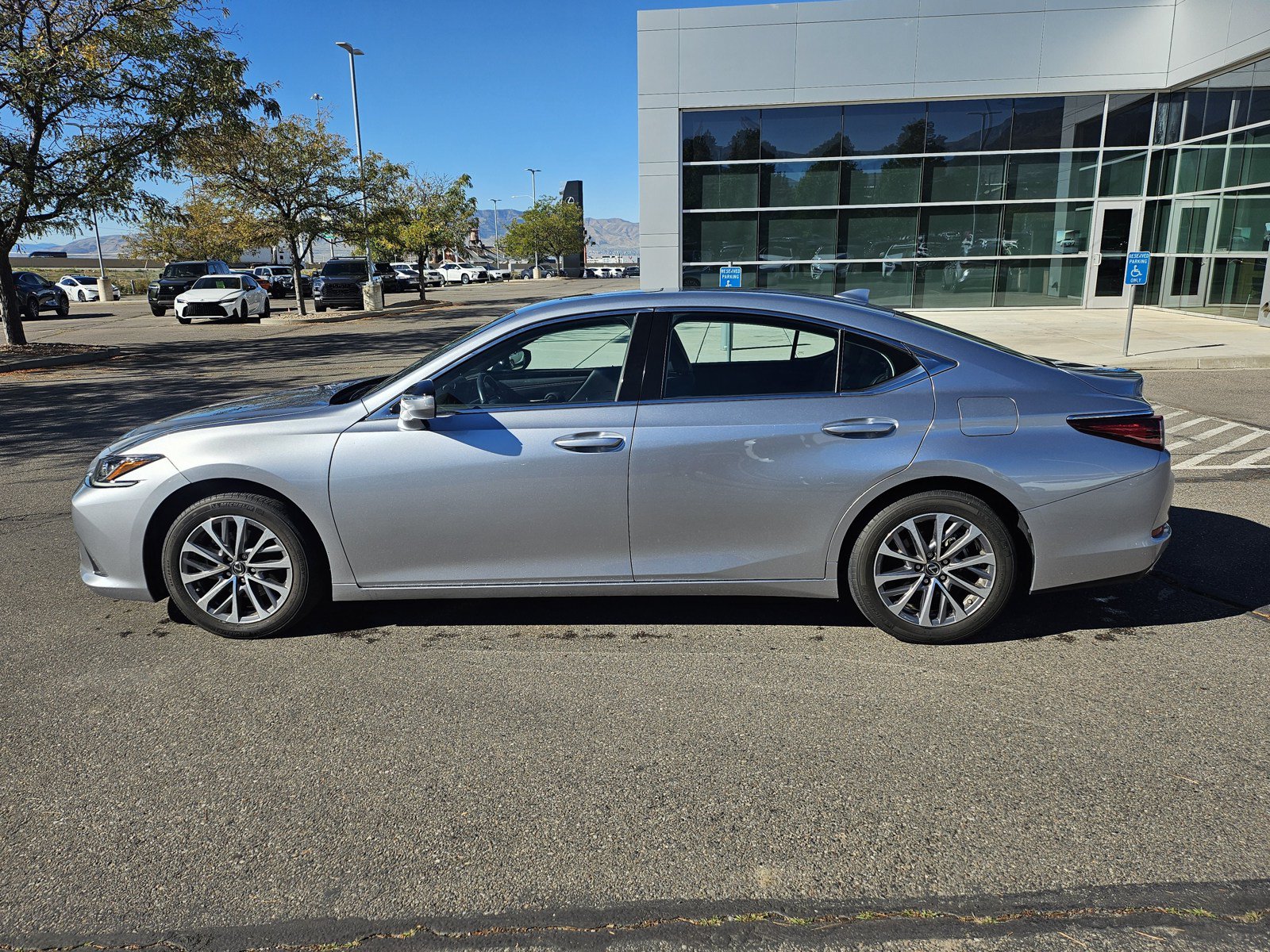 Used 2024 Lexus ES 350 w/ Accessory Package (Z1) FWD image 9