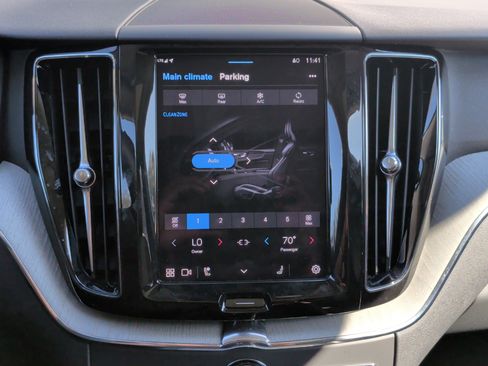 Used 2025 Volvo XC60 B5 Plus image 24