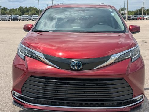 Used 2022 Toyota Sienna XLE FWD image 3