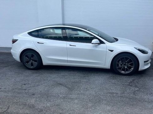Used 2023 Tesla Model 3 Standard Range image 3