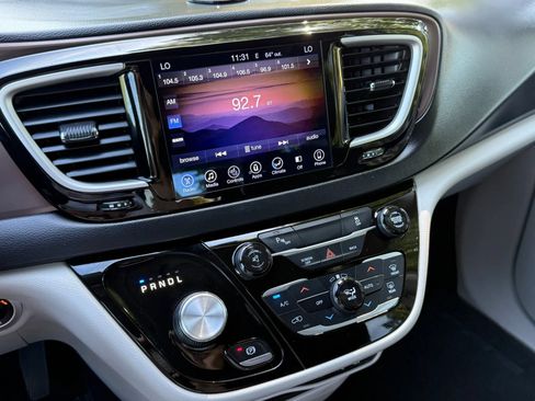 Used 2017 Chrysler Pacifica Touring-L FWD image 16