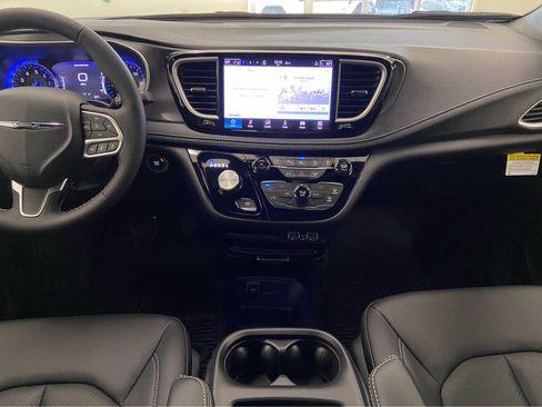 New 2025 Chrysler Pacifica Select image 22
