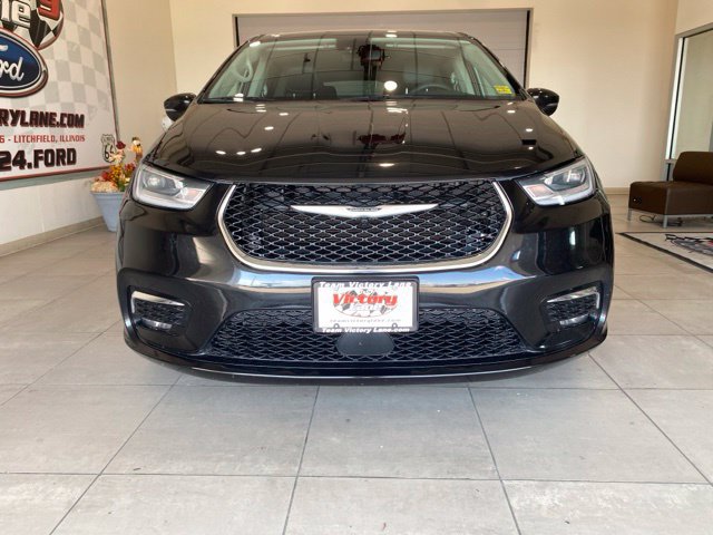 Used 2023 Chrysler Pacifica Touring-L FWD image 2