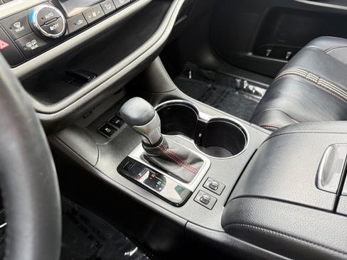 Used 2019 Toyota Highlander SE image 13