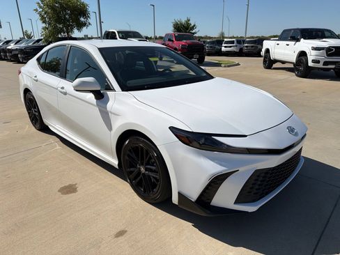 Used 2025 Toyota Camry SE FWD image 7
