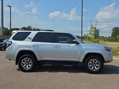 Used 2022 Toyota 4Runner TRD Off-Road AWD/4WD image 2