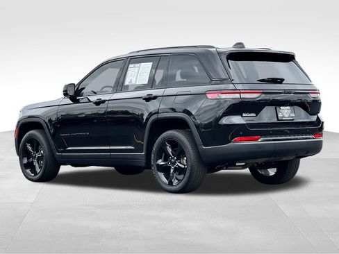 Used 2023 Jeep Grand Cherokee Altitude AWD/4WD image 5