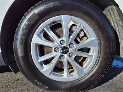 Used 2022 Kia Carnival LX image 31