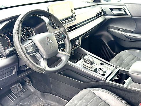 Used 2023 Mitsubishi Outlander SE image 12