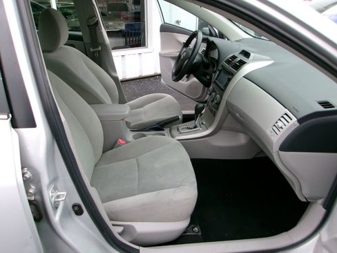 Used 2013 Toyota Corolla LE image 9