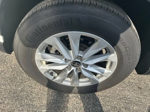 Used 2022 Toyota Corolla Cross LE FWD image 16