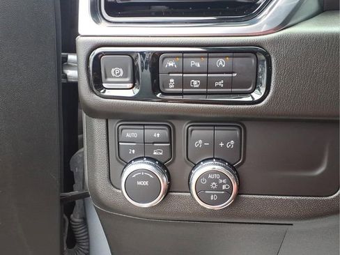 Used 2025 GMC Yukon XL Denali AWD/4WD image 14