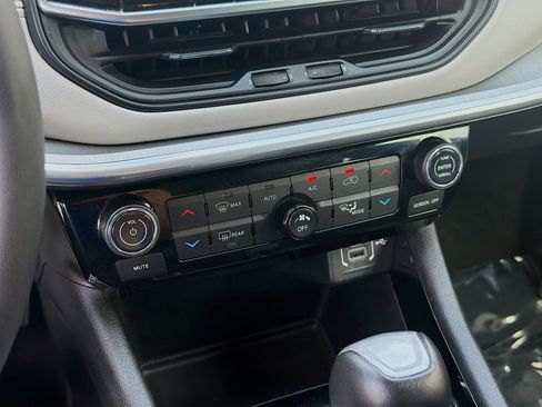 Used 2024 Jeep Compass Limited image 14