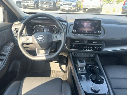 Used 2025 Nissan Rogue SV w/ SV Premium Package AWD/4WD image 18