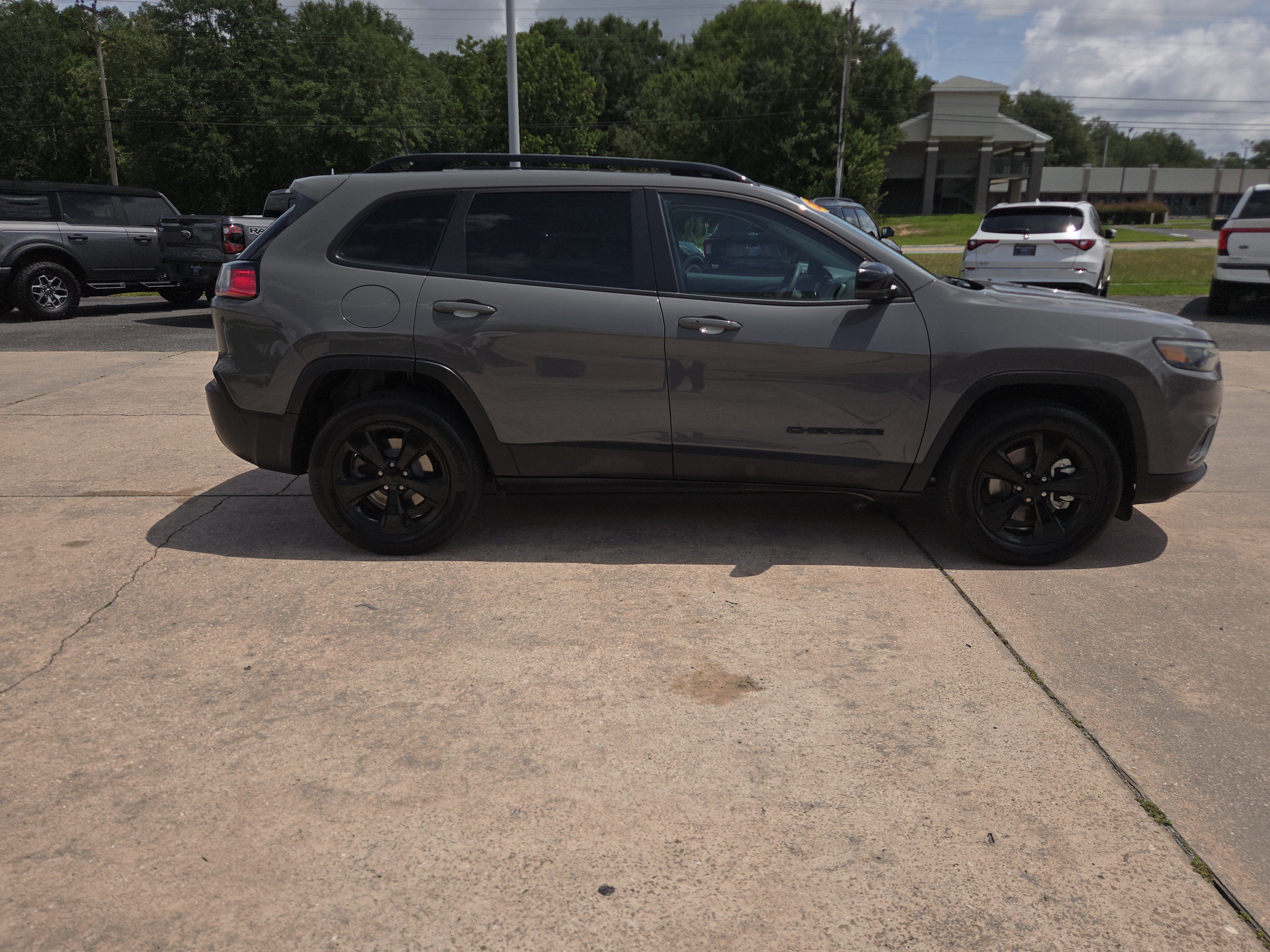 Used 2023 Jeep Cherokee Altitude Lux w/ Lux Elite Package AWD/4WD image 5