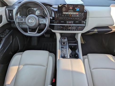 Used 2025 Nissan Pathfinder SL AWD/4WD image 9
