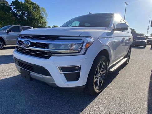 Used 2024 Ford Expedition Limited image 3