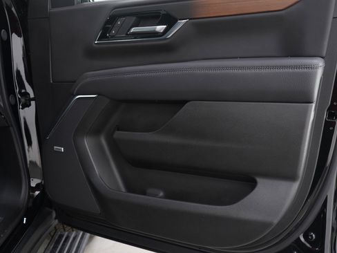 Used 2025 GMC Yukon Denali w/ Sun & Power Step Package image 9