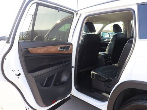 Used 2025 Volkswagen Atlas SE image 13