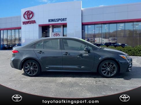 Used 2025 Toyota Corolla SE w/ SE Premium Package image 6