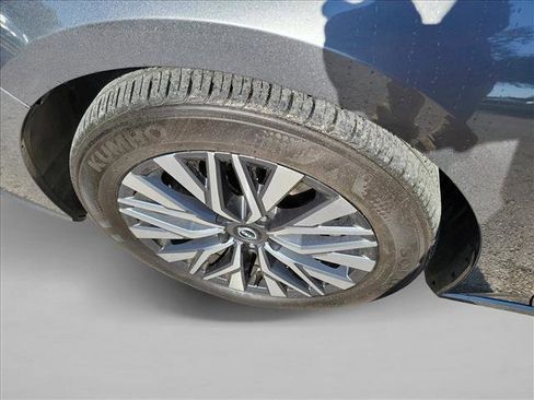 Used 2024 Nissan Altima 2.5 SV FWD image 9