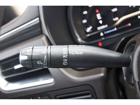 Used 2024 GMC Yukon SLT w/ SLT Premium Package image 17