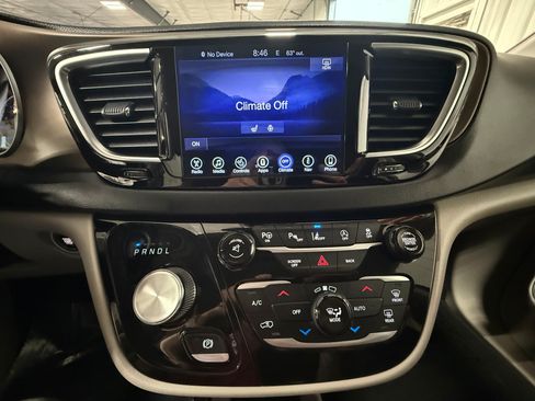 Used 2017 Chrysler Pacifica Touring-L Plus FWD image 31