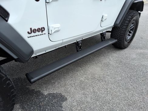Used 2024 Jeep Wrangler Unlimited Rubicon w/ XTREMEE 35" Tire Package AWD/4WD image 11